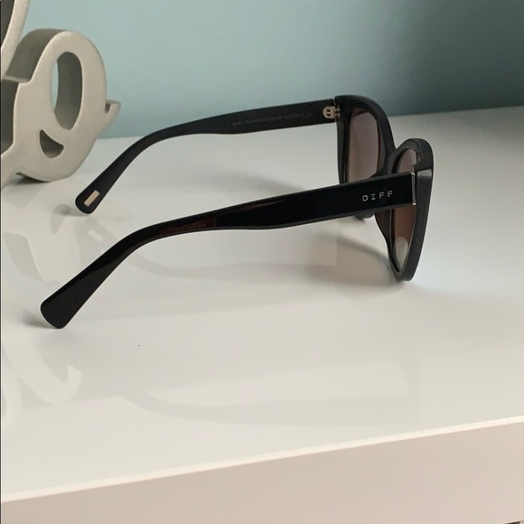 EUC diff sunglasses - Picture 4 of 4